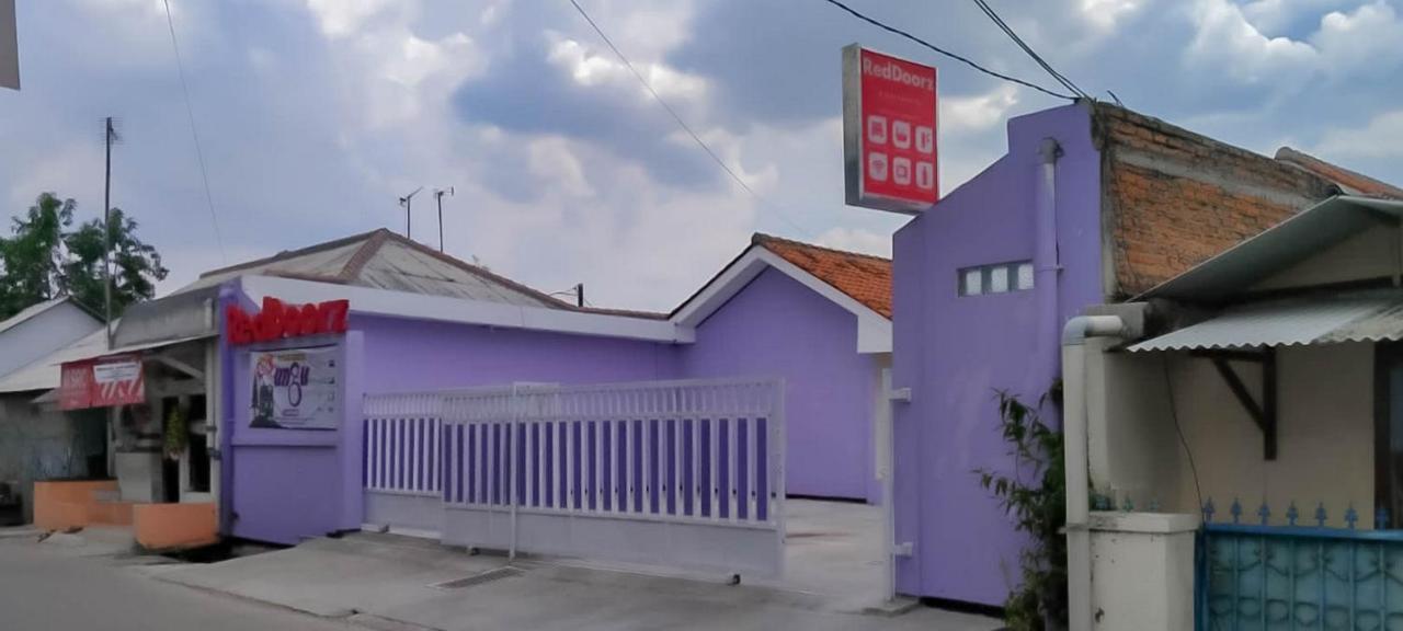 Reddoorz @ Jalan Ahmad Yani Hotel Karawang Exterior photo